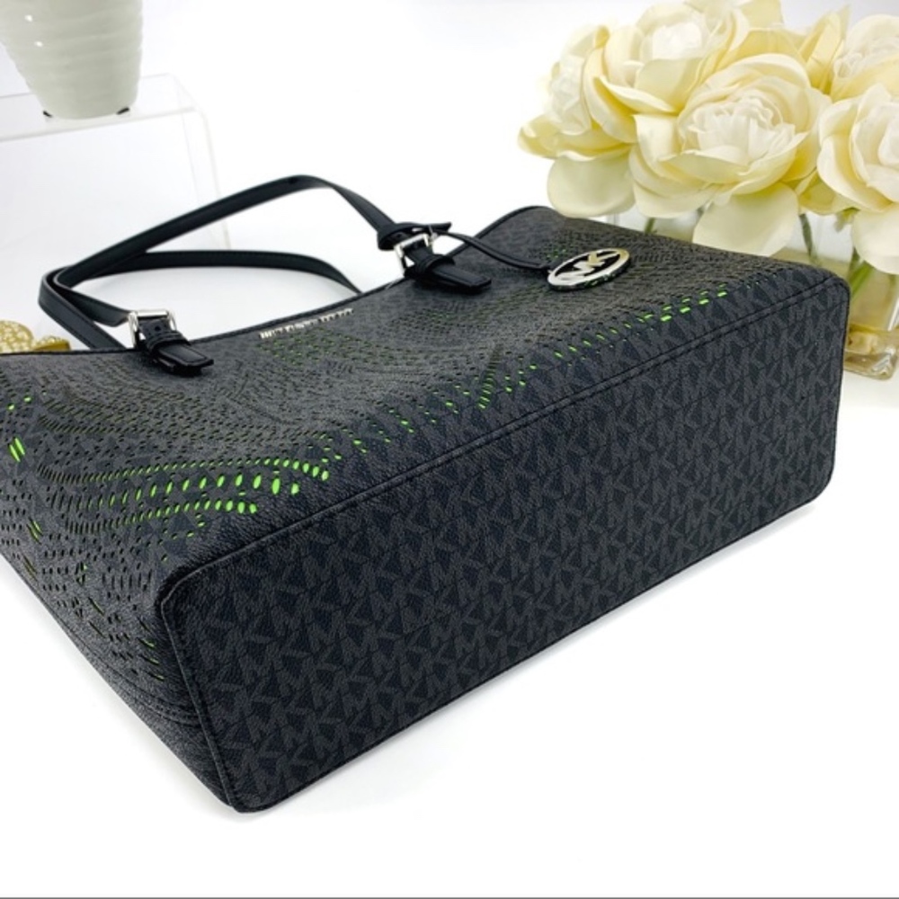 LAST DAY SALE Michael Kors London Tote & Keychain - Picture 6 of 8